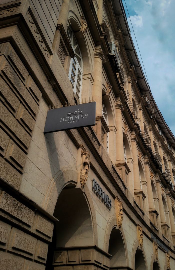 Elegant heritage architecture with a luxury storefront in Mumbai, India.